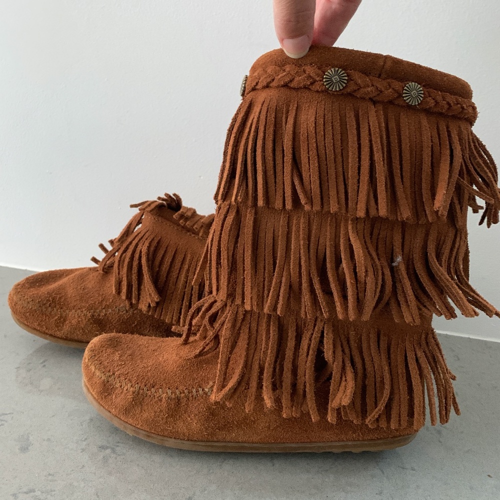 Minnetonka 3 Layer Fringe Boot US 5